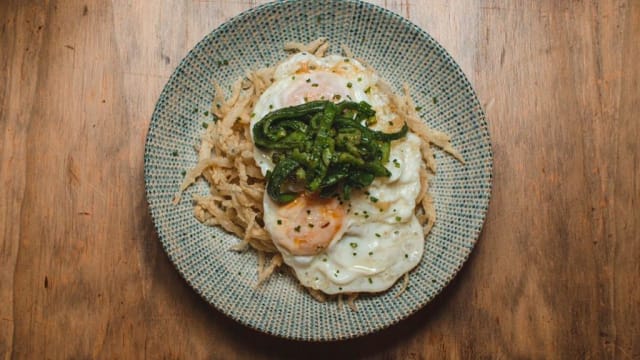 Huevos rotos con chanquete - La Taberna de Cea, Madrid