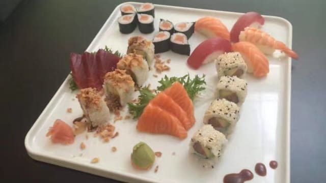 68 ,Bandeja Nigiri maki uramaki y sashimi , 27u - Fuji Ya Barcelona