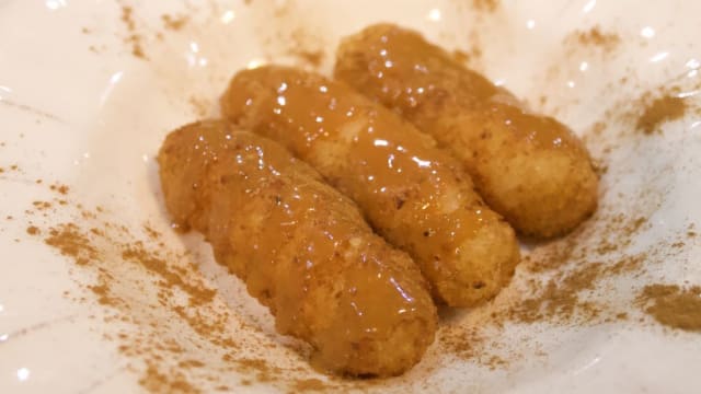 Bolinho de Estudante (Tapioca) com Doce de Leite - Osso Botequim