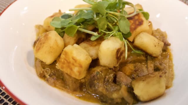 Costela de Vitela Desfiada com Nhoque de Mandioca e Agrião - Osso Botequim, Lisbon