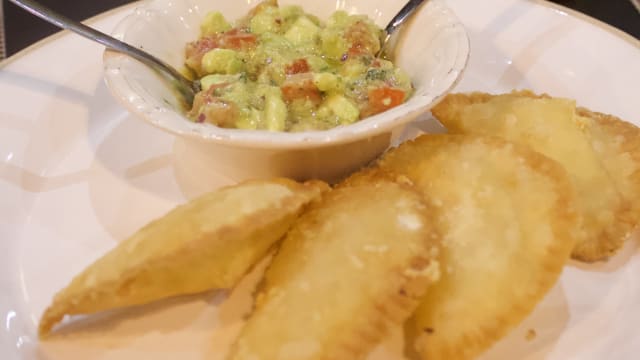 Minis Pastéis de Queijo com Vinagrete de Abacate - Osso Botequim, Lisbon