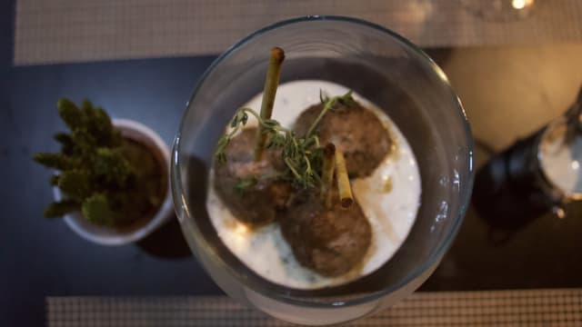 Pirulito de Carne com Coalhada - Osso Botequim, Lisbon