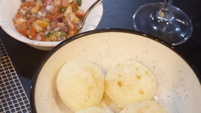 Pão de Queijo com Vinagrete de Camarão Seco - Osso Botequim