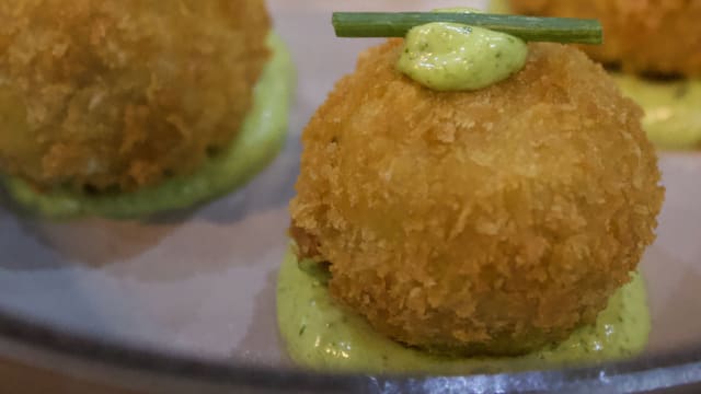 Bolinhos de Banana da Terra Recheado com Bacalhau e Maionese Cítrica - Osso Botequim, Lisbon