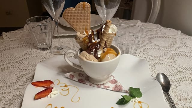 La tazza  Monique (gelato al caffe' salsa allo zabaione e cioccolato e meringa - Mistral, Vinovo