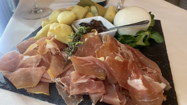 Taglierino di crudo di Cuneo, burratina,pasta fritta e composta di fichi - Mistral, Vinovo