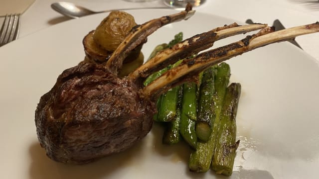 Costolette di agnello new Zealand, patate e asparagi - Mistral, Vinovo