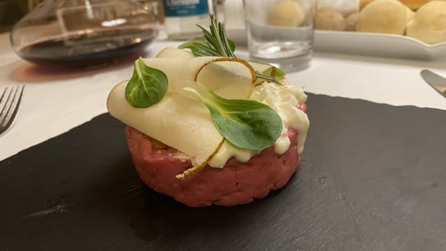 Tartare di fassona, spuma di Roccaverano e pere williams - Mistral, Vinovo