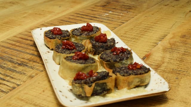 Bocaditos de morcilla con cebolla caramelizada y chutney de pimientos rojos - Monterrey Las Rozas