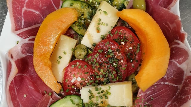 Salade d'été (prisuttu, melon, concombre, tomme de brebis corse - Le Village Corse - ESPACE CYRNEA, Paris