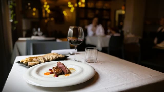 Petto d'anatra e il suo fondo con cipolle caramellate, carote  e patate - Vin Bistrot