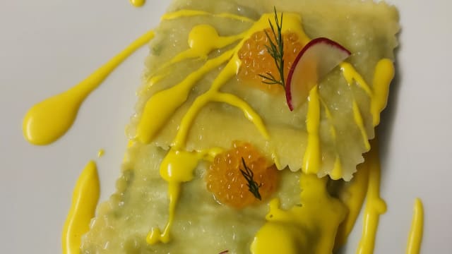 Ravioloni ricotta di bufala e spinaci, crema zafferano, uova di trota - La Corte di Lurago