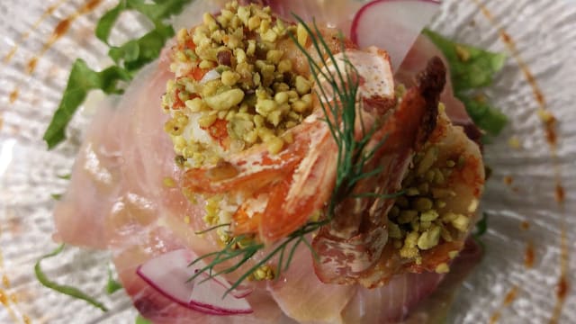 Carpaccio di spada, pane carasau, gamberoni, pistacchio in granella - La Corte di Lurago