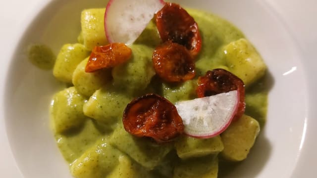 Gnocchi cuor di latte, crema di basilico, pomodorini confit - La Corte di Lurago