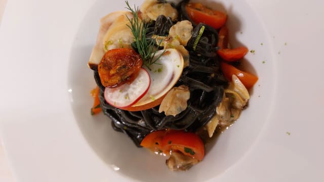 Tagliolini al nero di seppia, vongole, pomodorini pachino e lime - La Corte di Lurago