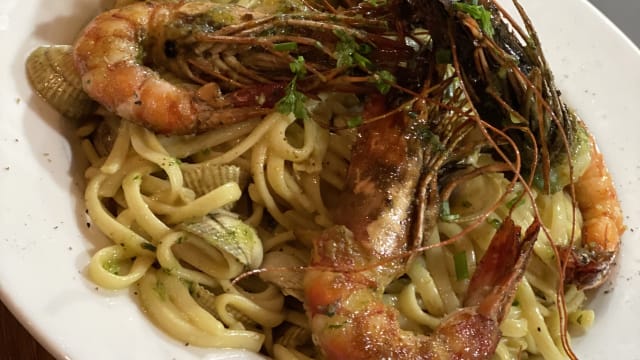 Gambas grillées/rigatonis a l’arrabiata - Bistrot Lucien, Paris