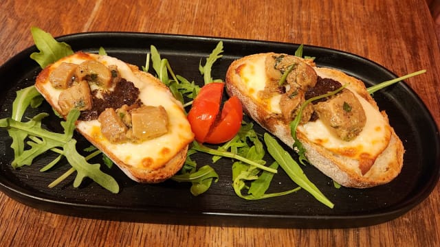 Toasts scamorza fumée et cèpes - Les Pénates - Restaurant & Wine Bar - Tapas (Flagey)