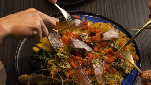 Cotoletta vegana, pomodori marinati alle olive taggiasche, patate arrostite al rosmarino - CotoliAMO