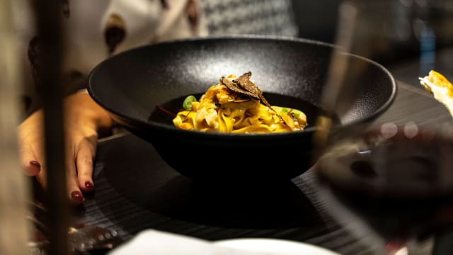 Tagliatelle al tartufo spadellate con pollo, crema e mandorle tostate - CotoliAMO, Milan