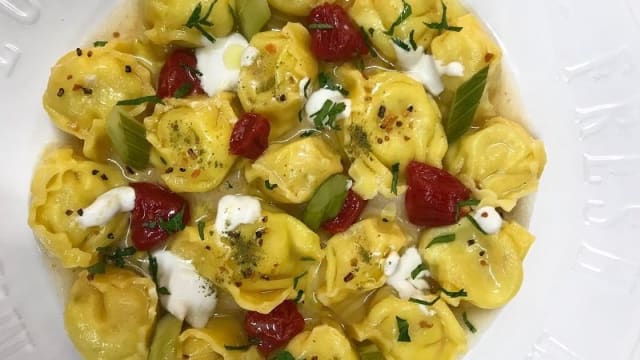 ravioli di branzino, pomodoro confit e sedano marinato - L'Atelier Della Pasta