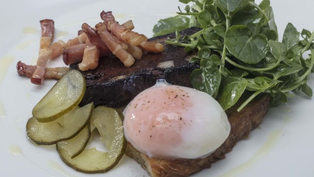 Homemade black pudding with egg and watecress  - IIImpar, Lisbon