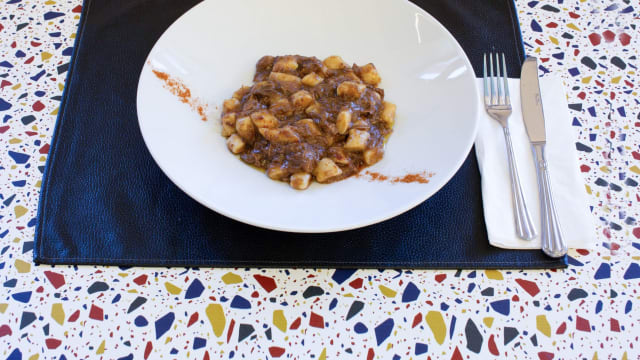 Gnocchi con il nostro goulash  - Adesso è Così Ristorazione Contemporanea