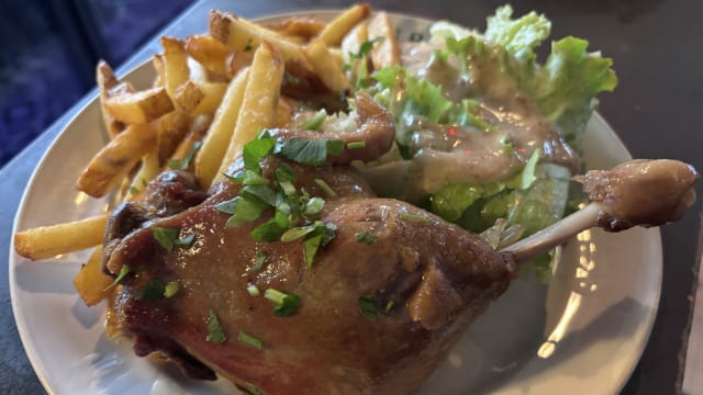 Cuisse de canard confite, frites à l’ail & salade - Comme un Bouillon, Paris