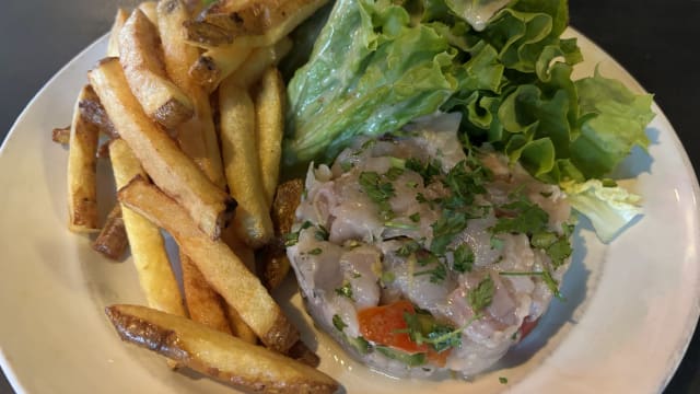 Tartare de lieu noir, frites & salade - Comme un Bouillon, Paris