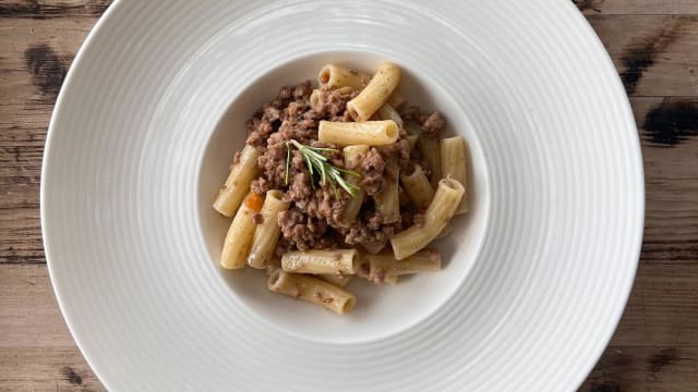 Maccheroni "Pastificio Martelli" con ragù bianco di cinta senese “Bottega delle Carni” - Taverna di Mozart