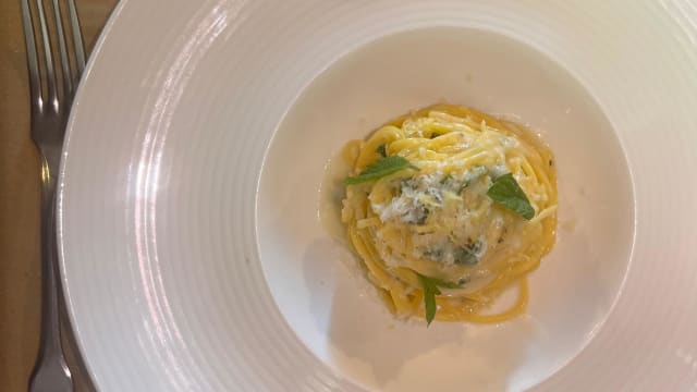 Tagliolini fatti a mano con solo tuorli, limone, menta del nostro orto e pecorino di pienza “Fattoria Pianporcino” - Taverna di Mozart