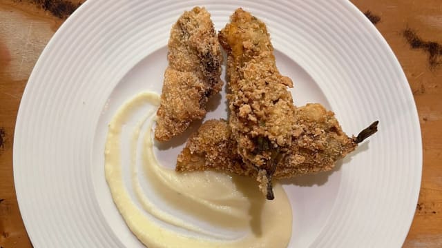 Fiori di zucca fritti ripieni di ricotta di pecora “Fattoria Pianporcino” con soffice di patate - Taverna di Mozart