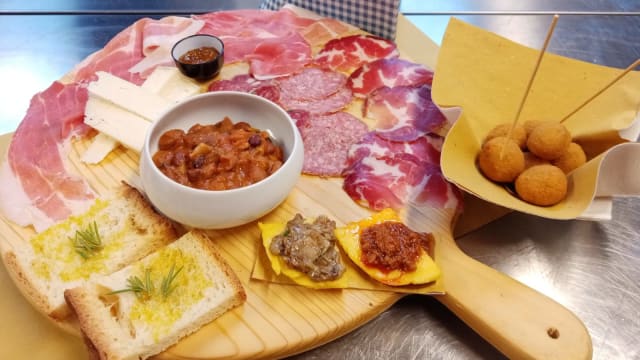 Tagliere di salumi formaggi e sfizioserie - Agriturismo Ca' Bionda