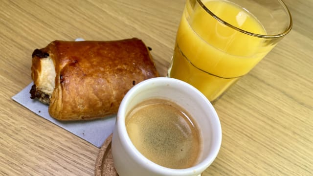 Café + croissant ou pain choco + jus frais - Le Café 42 de Montrouge