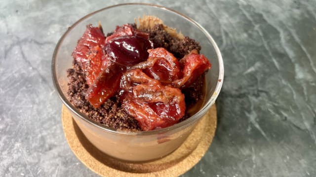 Mousse chocolat noir, cerises confites, crumble cacao - Le Café 42 de Montrouge