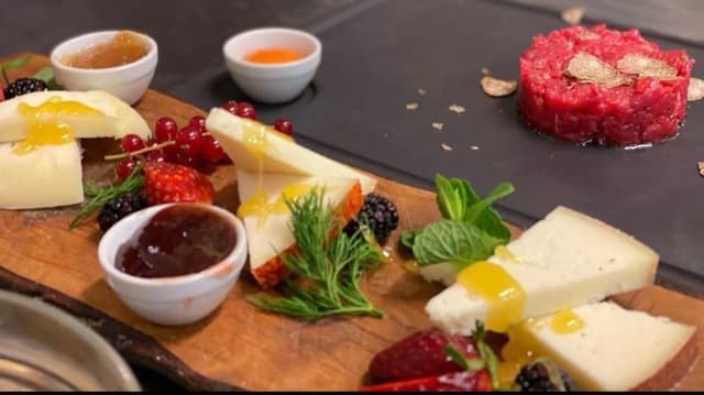 Selezione di pecorini toscani con miele e marmellata fatta in casa - Dante e Beatrice