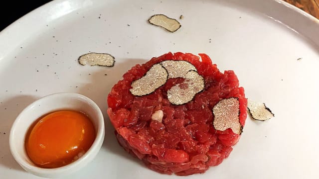 Battuta di chianina marinata con burro al tartufo pregiato e scaglie di tartufo nero - Dante e Beatrice