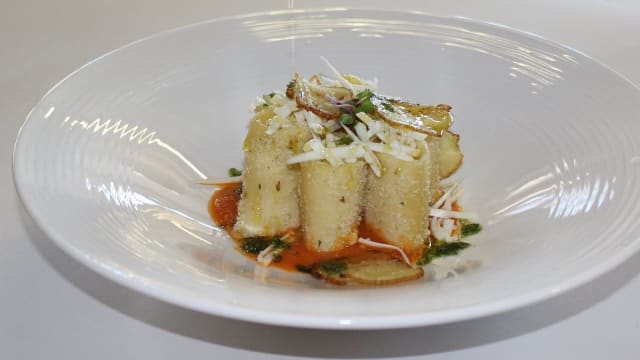 Ravioli* cacio e pepe con salsa leggera al guanciale croccante e ragusano soffiato - La Sciara