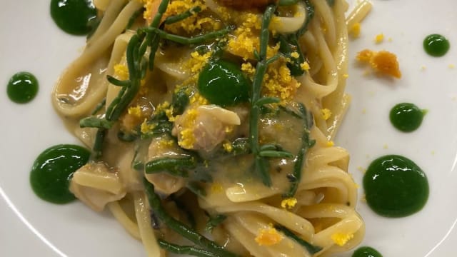 Linguine (garlic, oil and pepper flakes) with flavours from the Sea: clams, sea urchin, bottarga, samphire and parsley chlorophyl - RISTORANTE RADICI, Nardò