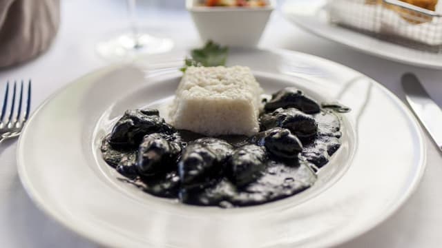 Chipirones en su tinta con arroz pilaf al laurel - Taberna del Puerto - Diego de León, Madrid