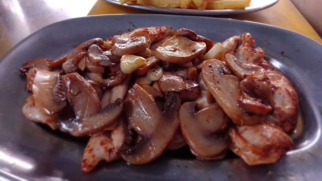 Bifes de frango com cogumelos  - Melody, Cascais