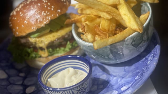 Cheeseburger aux oignons caramélisés (irish beef) - Yann culinary, Brussels