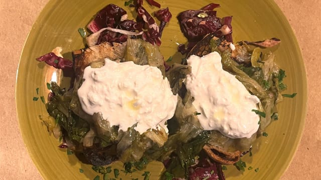 Crostone di pane con scarola saltata, stracciatella di burrata e bottarga - Osteria il Gran Burrone