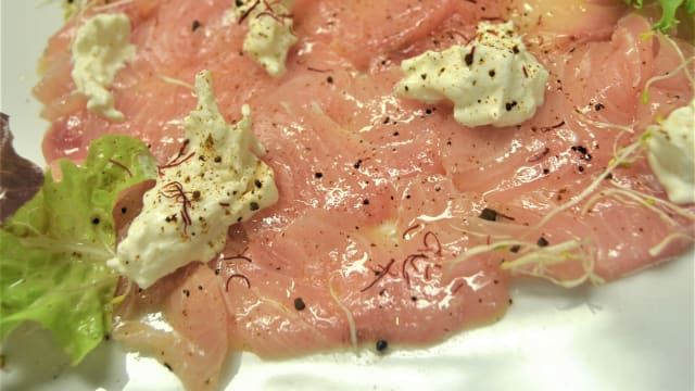 Carpaccio di ricciola ,stracciatella, polvere di liquirizia  - Protti, Cattolica