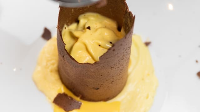 Cannolo di cialda, mascarpone, gelato al cioccolato, Baileys - Protti, Cattolica