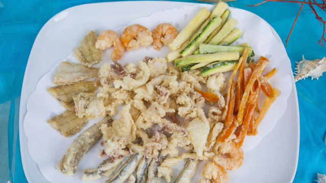 Frittura di calamari , gamberi , paranza e carote , zucchine - Protti, Cattolica