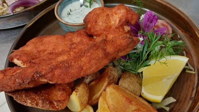 Cotoletta di pollo con insalata, patate saltate e salsa allo yogurt - Agritur allo stesso campo