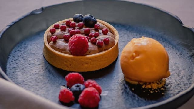 Tartaleta con mousse de chocolate, acompañada por una bola de helado de frutos del bosque - Mon mignon, Girona