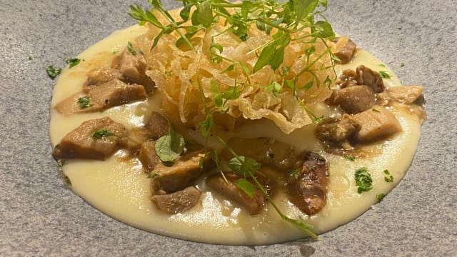 Huevo de corral a baja temperatura, crujiente con parmentier de patata, setas confitadas y aceite de trufa - Mon mignon, Girona