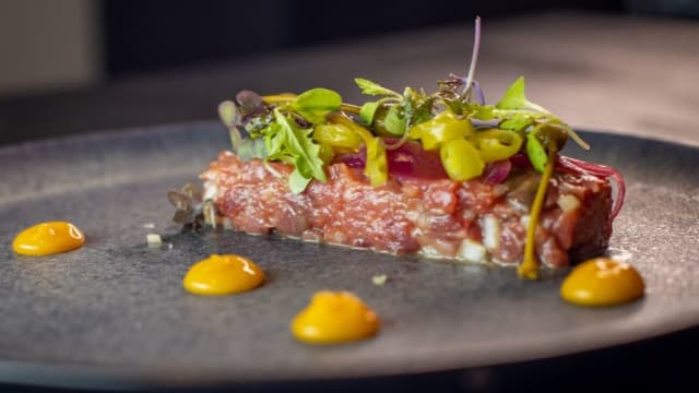 Steak tartar con yema de huevo curada, encurtidos y pan Sardo - Mon mignon, Girona