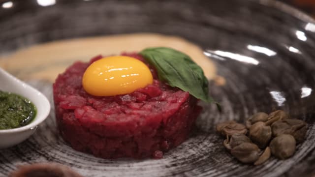 Battuta di manzo al coltello con senape, salsa verde, acciughe, capperi e tuorlo d’uovo - TheFlat Bistrot, Monza